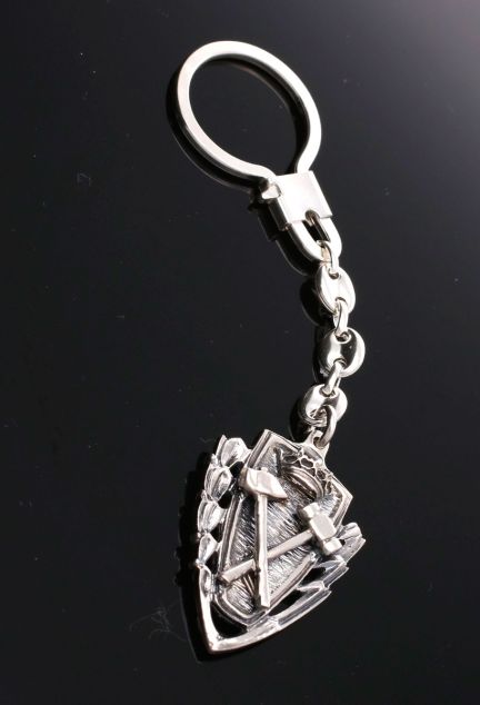 llavero plata ingeniero de minas vista sin retoques sobre fondo negro para web el rubi joyeros