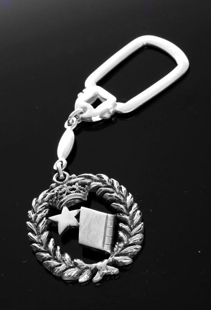 llavero de plata para notario foto sin recortar en fondo negro para parrilla web el rubi joyeros