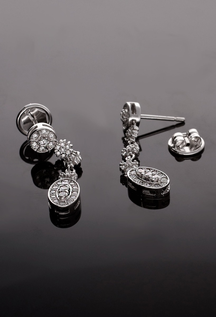 Pendientes largos oro blanco 18 ktes con brillantes 231_W757E pendientes largos oro blanco 18 kilates fotografia sin recortes sobre base negra para web el rubi joyeros
