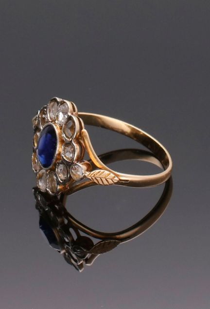 anillo antiguo oro bicolor zafiro y diamantes a precio de ocasion web el rubi joyeros foto sin retoques sobre fondo negro toma lateral