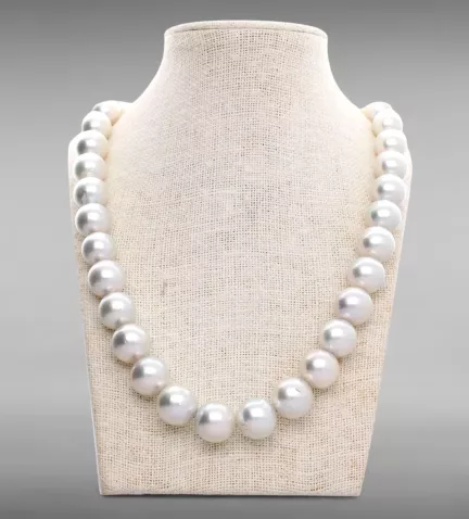 collar de perlas australianas degrade vista en peto de joyeria