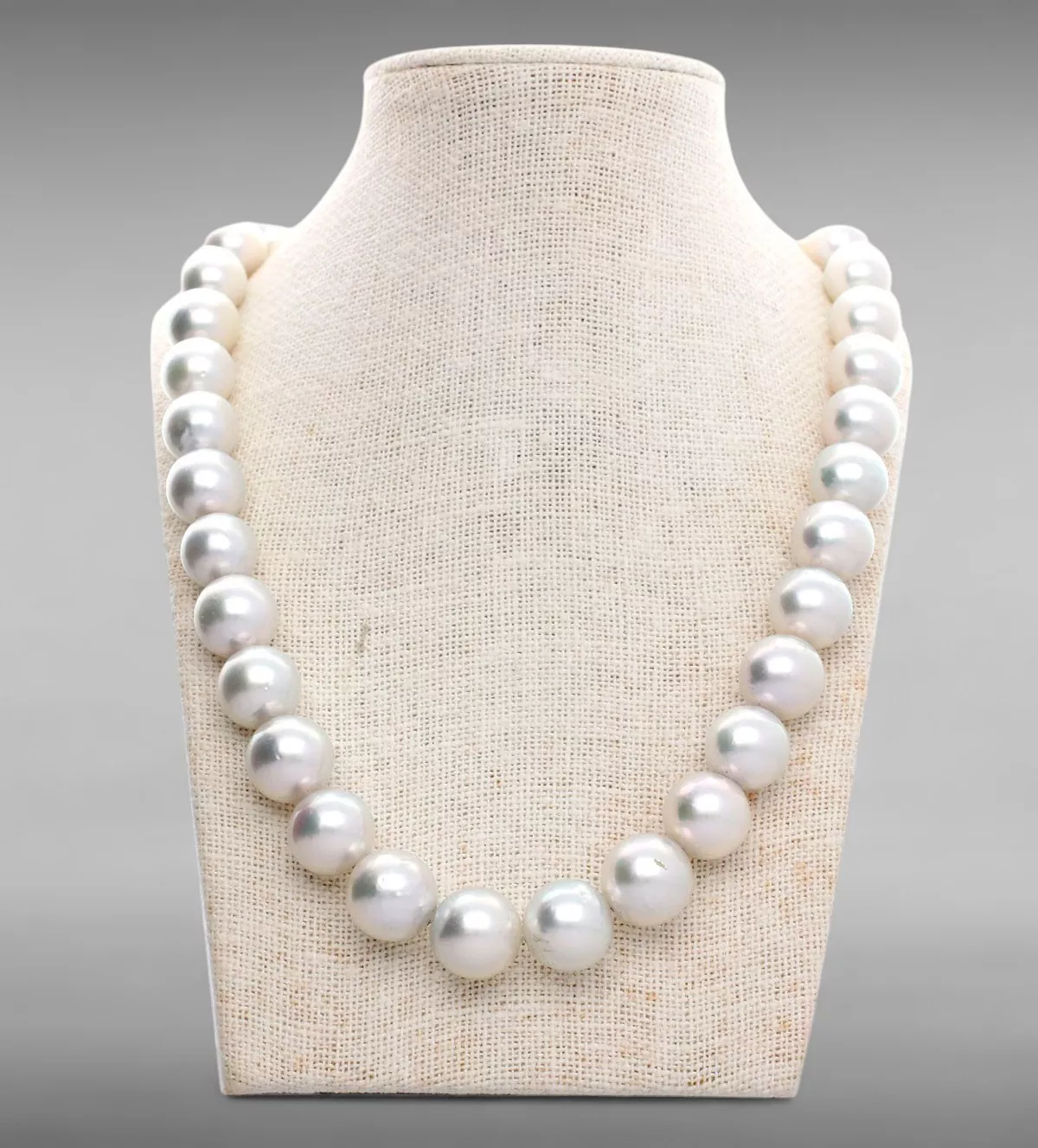 Hilo de perlas australianas degradee collar de perlas australianas degrade vista en peto de joyeria