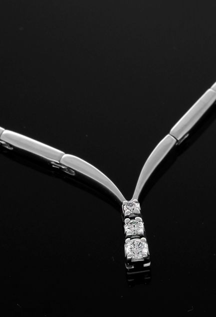 gargantilla oro blanco con diamantes foto sobre fondo negro para web el rubi joyeros