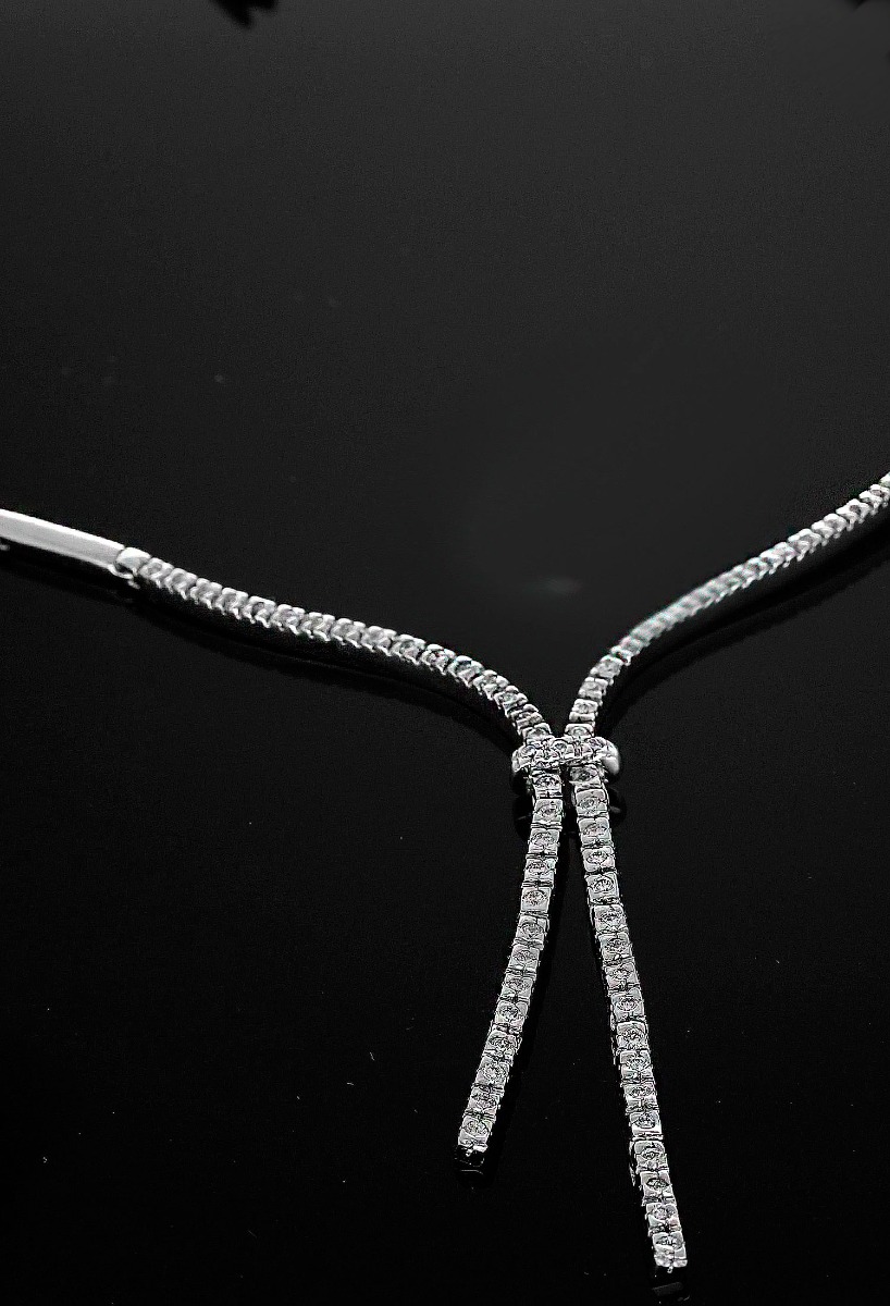gargantilla oro blanco 18 kilates con diamantes en dos flecos foto sin retoques sobre fondo negro para web el rubi joyeros