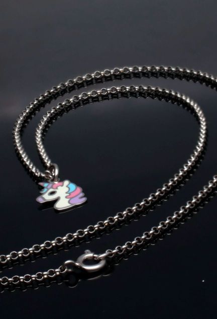 gargantilla plata cadena de eslabones tipo rolo y motivo unicornio esmaltado vista principal para web el rubi joyeros toma sin recortes sobre fondo negro