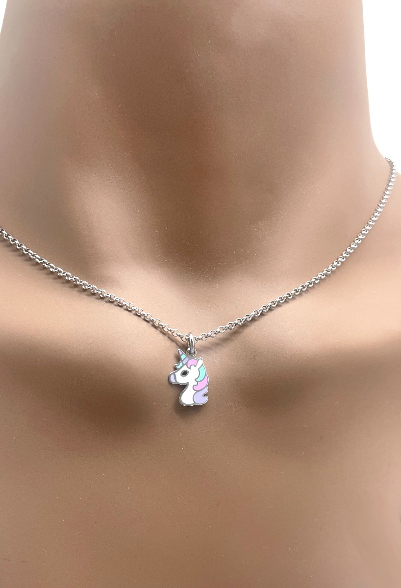 Gargantilla plata para niña motivo unicornio gargantilla plata cadena de eslabones tipo rolo y motivo unicornio esmaltado vista principal para web el rubi joyeros toma en modelo