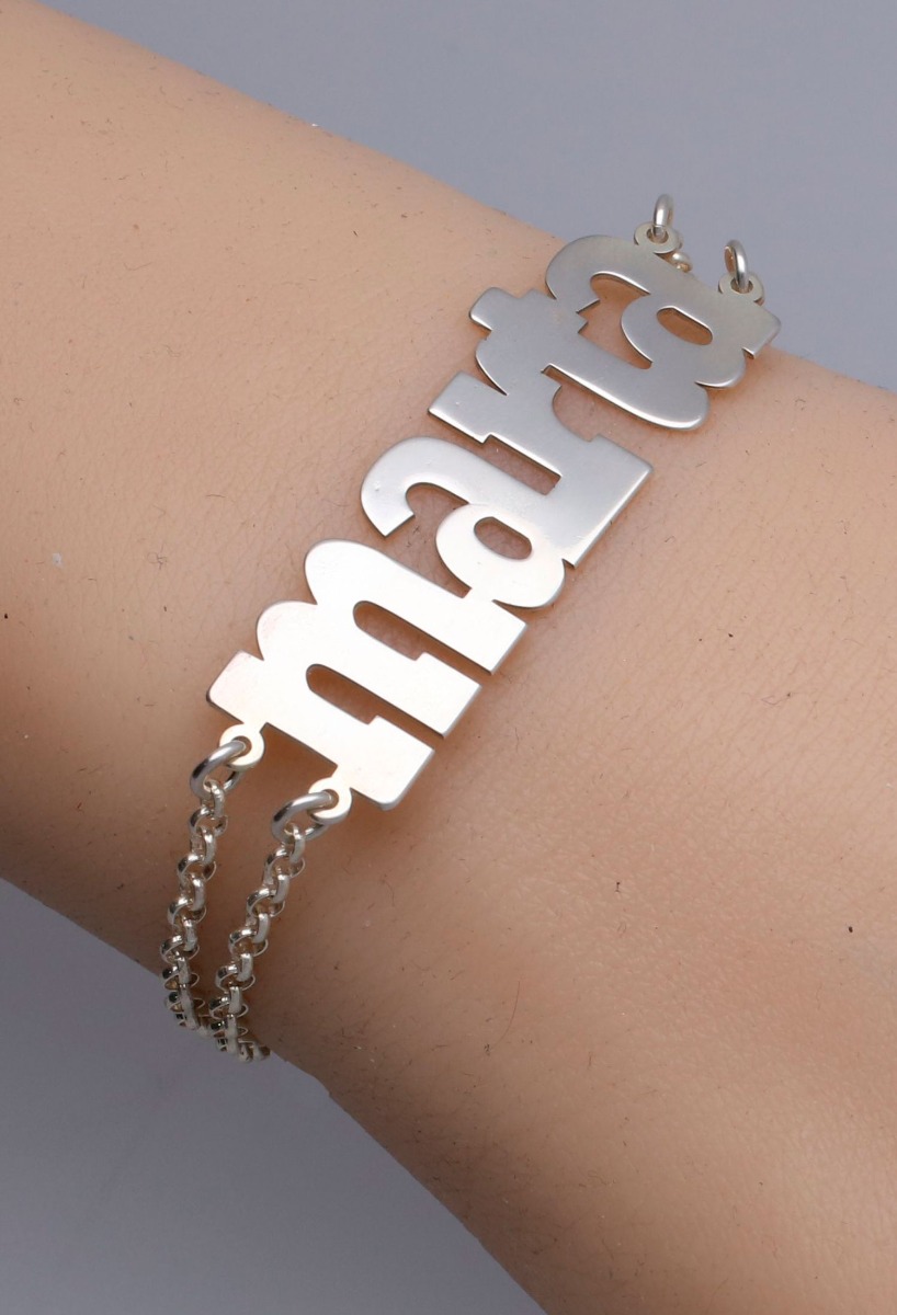 Pulsera de plata con nombre Marta cadena doble pulsera de plata nombre marta vista modelo para web el rubi joyeros
