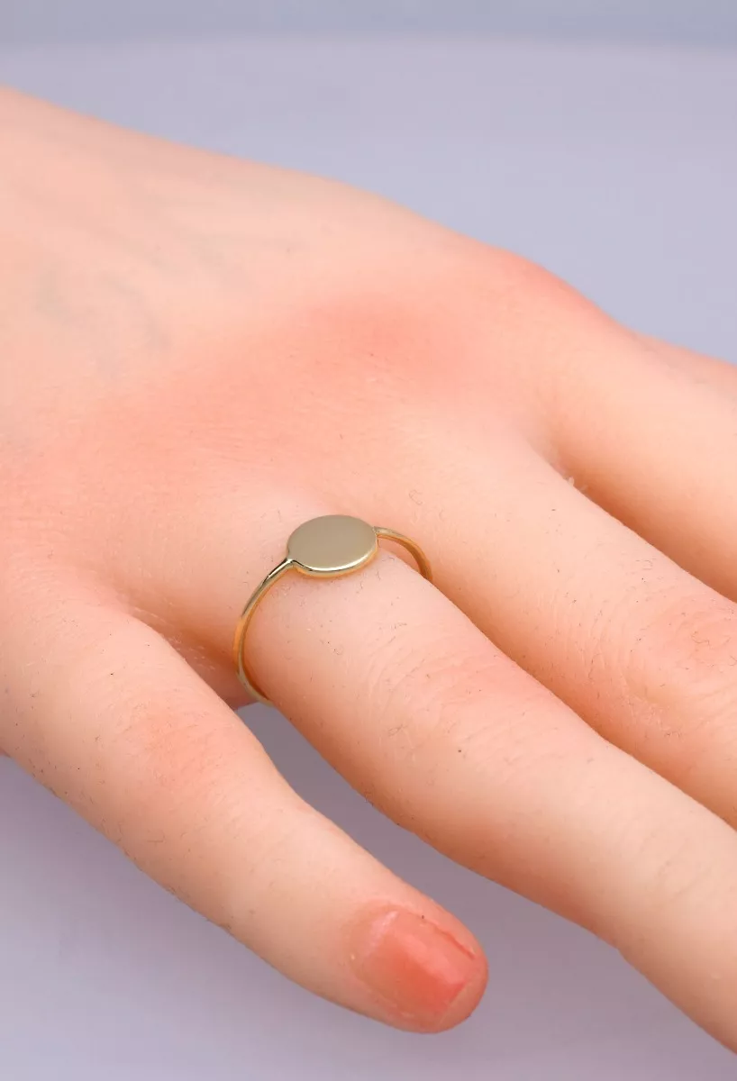 Anillo de oro amarillo motivo circular 030_2393-SOR anillo oro amarillo 18 kilates vista mano maniqui para parrilla web