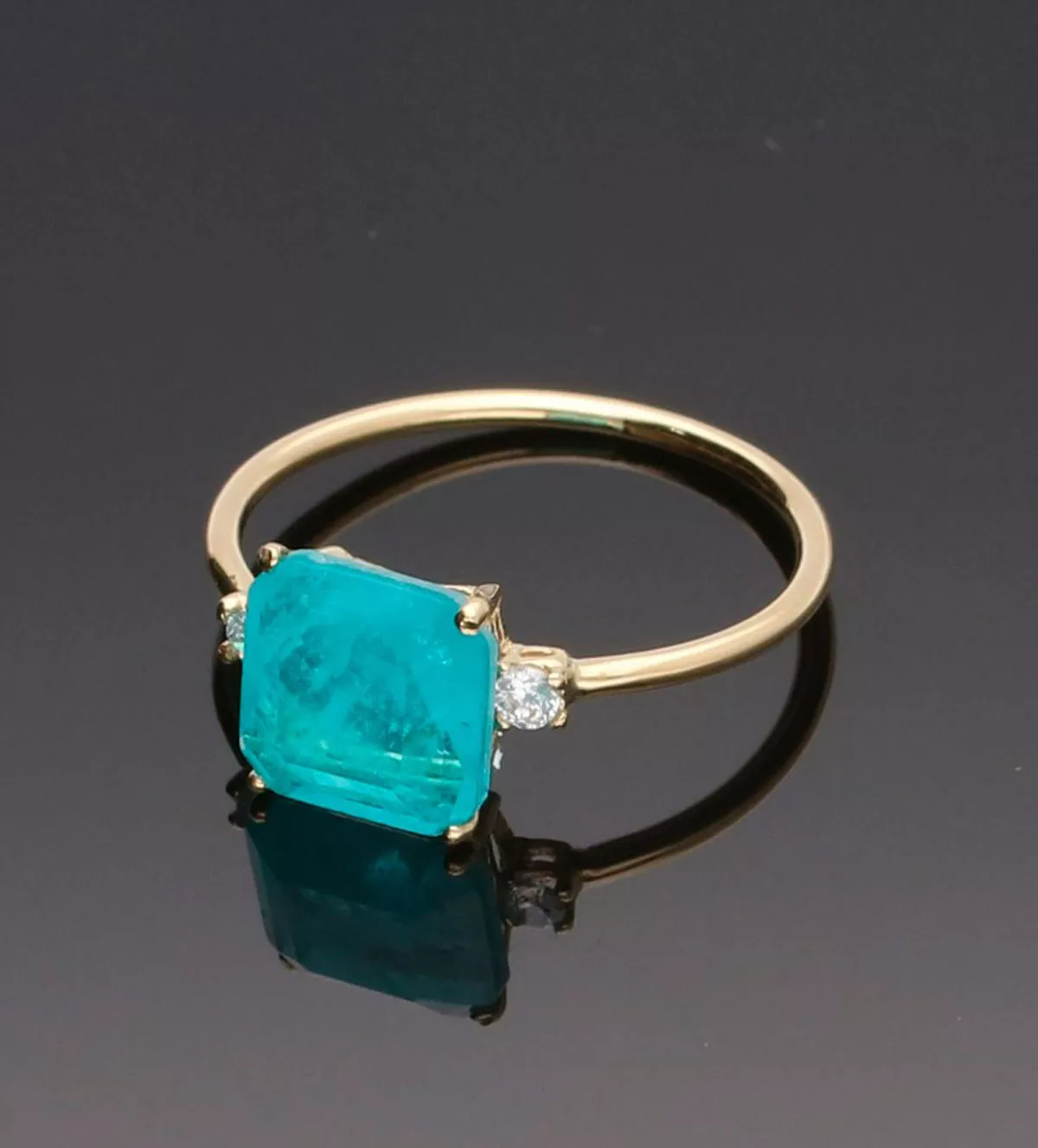 Anillo de oro 18K cuarzo verde azulado PRADO anillo de oro con cuarzo color verde azulado foto fondo negro sin retoque