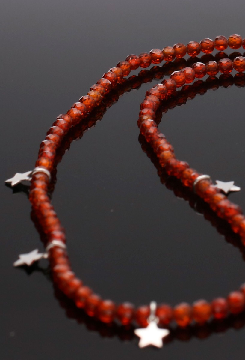 Gargantilla estrellas plata y cristales de cuarzo tonos granates 240_GP-3EC-R gargantilla cuentas de cuarzo rojo y fetiches estrellas de cinco puntas fotografia sin retoques para parrilla web