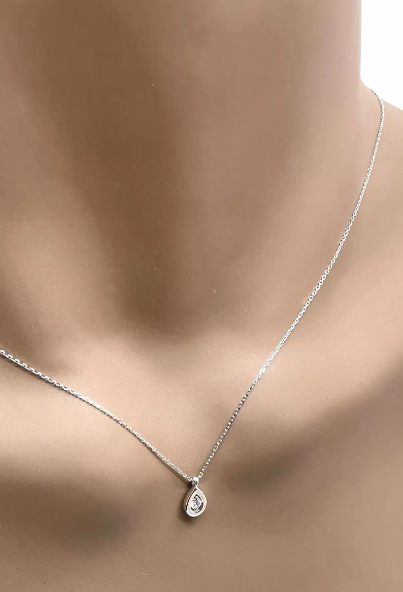 Gargantilla oro blanco 18k motivo perilla con brillante 243_ETT-AAHHA gargantilla de oro blanco con motivo perilla y un diamante talla brillante foto toma en maniqui