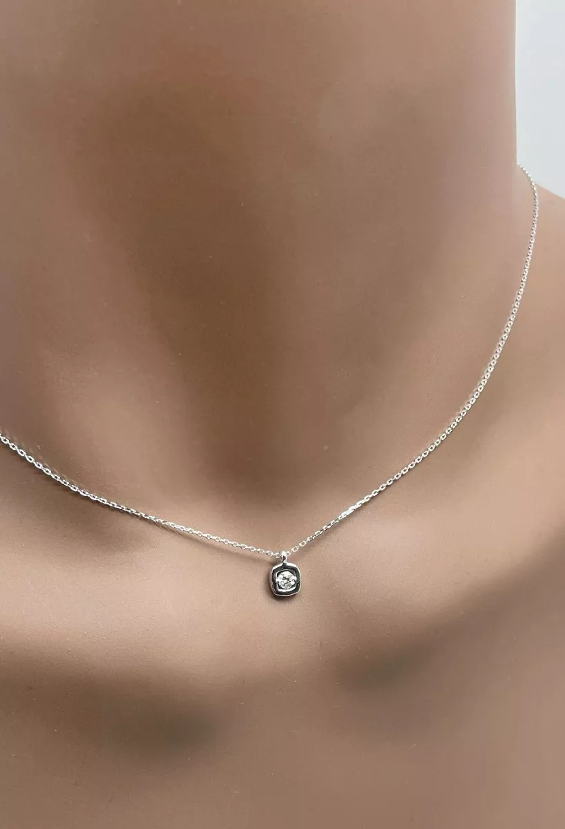 Gargantilla oro blanco 18k motivo cuadrado con brillante 243_ETT-AAHHAP gargantilla oro blanco 18 ktes con motivo cuadrado y brillante foto maniqui para parrilla web el rubi joyeros