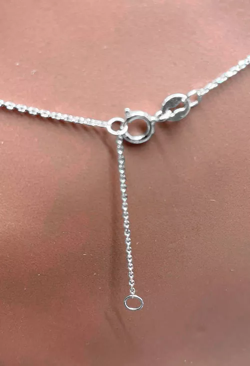 Gargantilla oro blanco 18k motivo circular con brillantes 243_RLT-APSHT gargantilla oro blanco 18 kilates con motivo chaton 7 brillantes vista detalle cierre