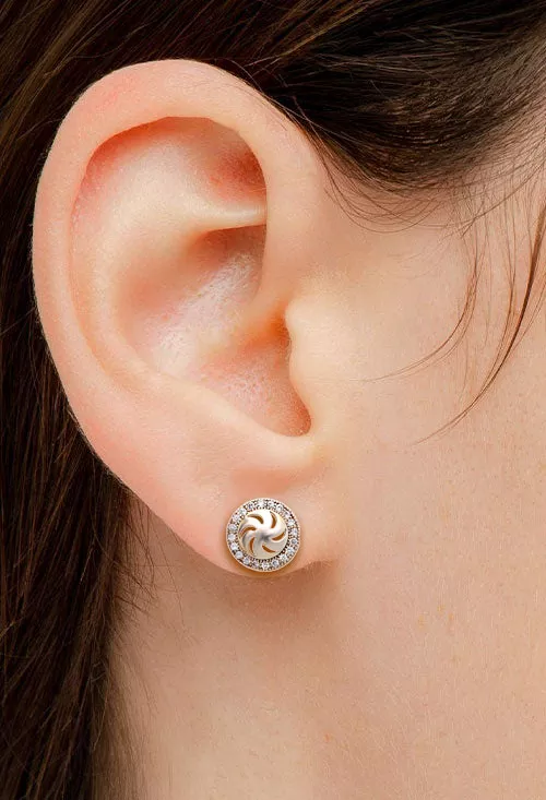 Pendientes plata chapada envejecida escudo etrusco pendientes plata chapada envejecida modelo tribal con bisel de circonitas foto modelo femenino