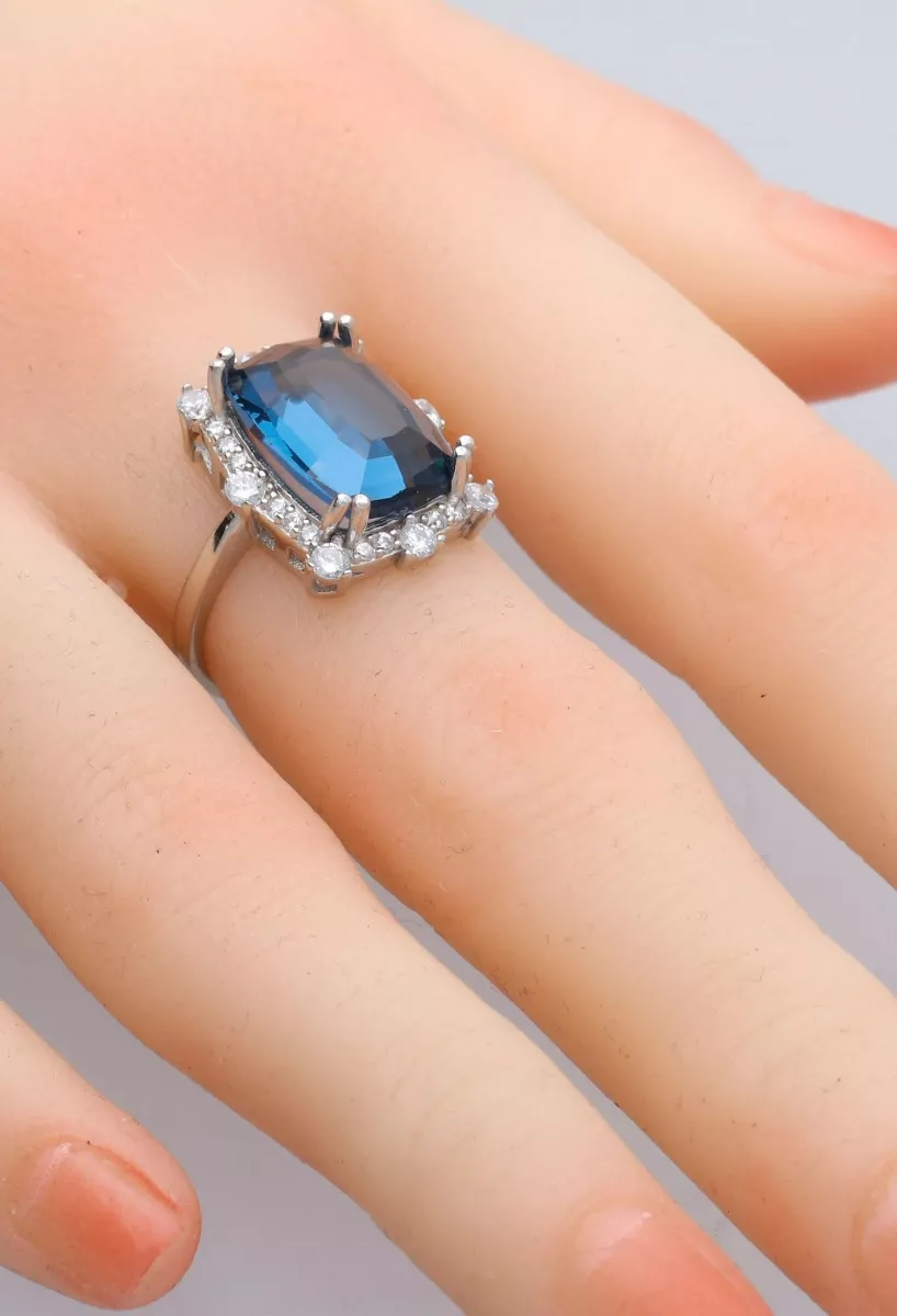 Anillo plata con circonitas y símil de zafiro 037_0036 anillo plata con simil zafiro y circonitas fotografia modelo para web