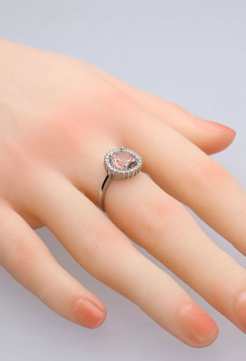 Anillo de plata con cuarzo rosa palo y circones anillo plata con cuarzo y circones modelo orla vista modelo mano para web