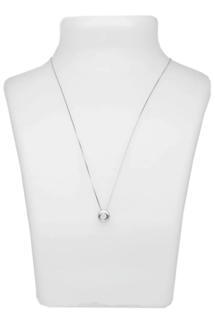 Gargantilla oro blanco 18k con diamante engastado en chatón 243_IEL-AAAPS gargantilla oro blanco 18 ktes con brillante de 0,08 quilates fotografia para web el rubi joyeros toma expositor