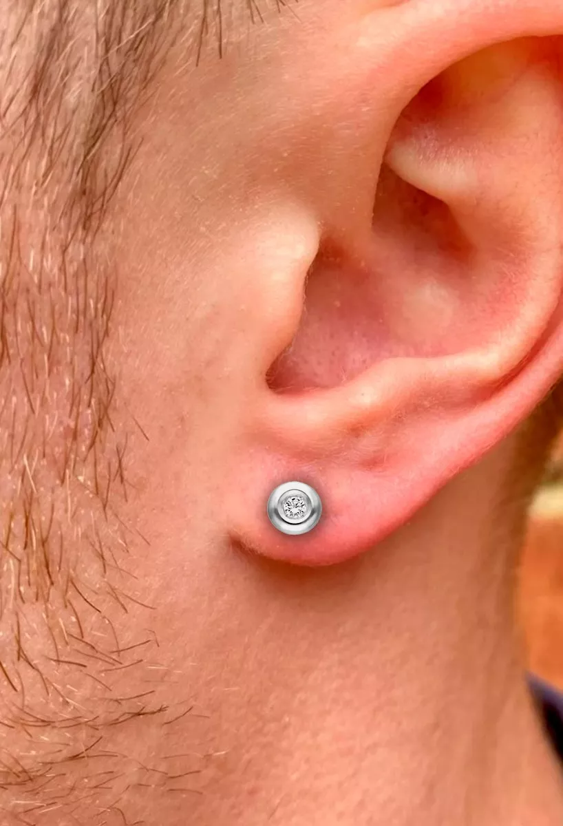 Pendientes oro de 18 ktes y diamantes 243_IEL-AAAPR pendientes de oro y brillantes foto para web toma modelo masculino