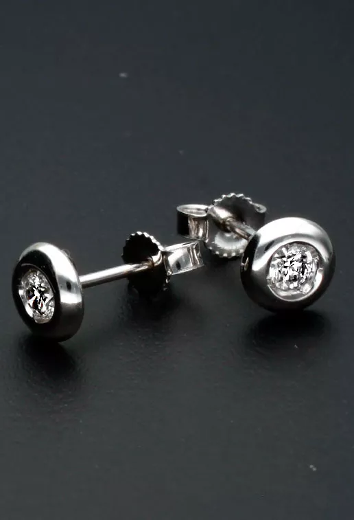 Pendientes oro de 18 ktes y diamantes 243_IEL-AAAPE pendientes oro blanco 18 ktes con brillantes chatones con sistemas de presión foto sin retoques base negra para joyeria online el rubi joyeros