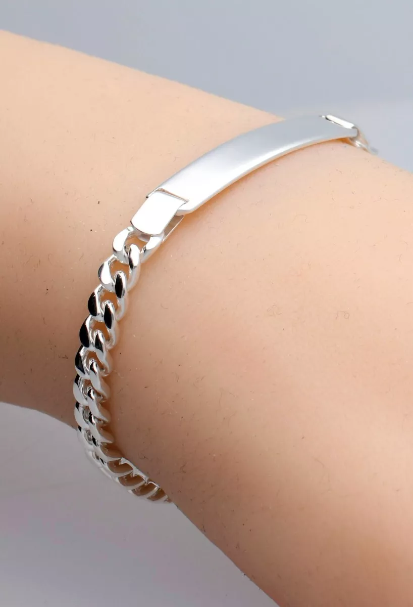 Pulsera plata de ley con chapa 127_AG-BNL120CH pulsera de plata con chapa para grabar eslabones barbados foto maniqui para web el rubi joyeros