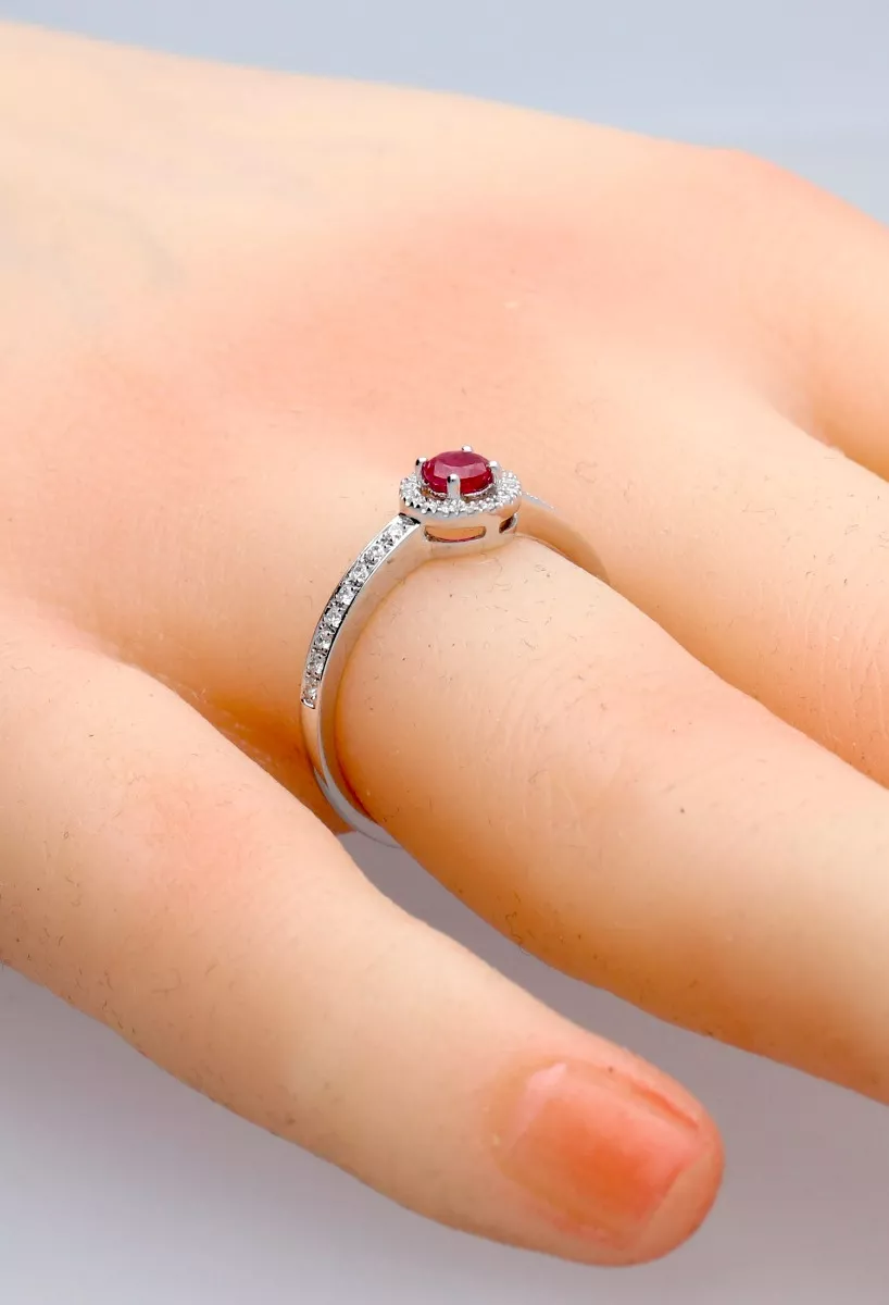 anillo oro blanco 18 kilates con diamantes y rubi fino fotografía mano maniqui para web