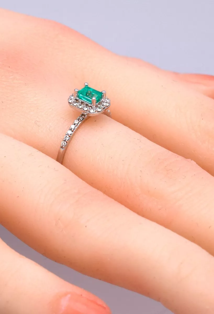 Anillo oro blanco 18 ktes con esmeralda orlada de brillantes 289_15016364SFEB anillo de oro blanco 18 kilates con esmeralda y brillantes fotografia para web el rubi joyeros toma modelo maniqui mano