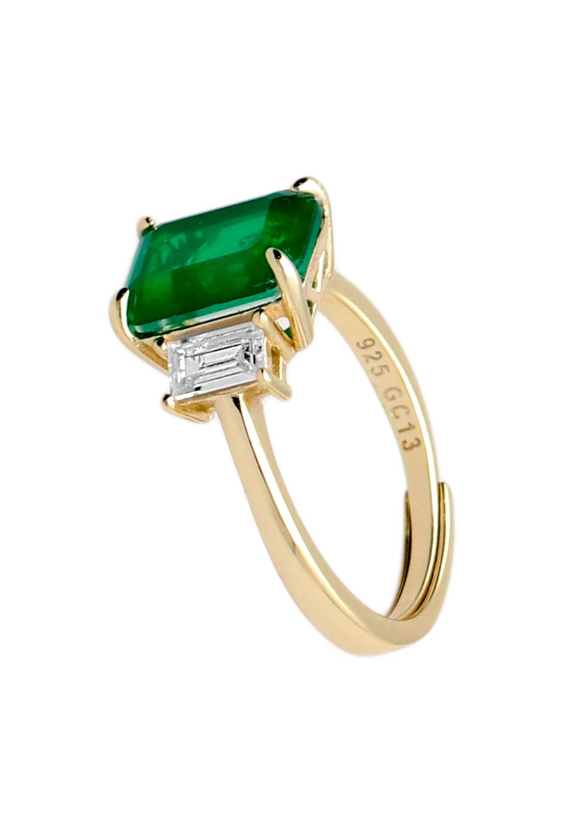 anillo de plata chapada con simil de esmeralda y circonitas talla baguette fotografia lateral