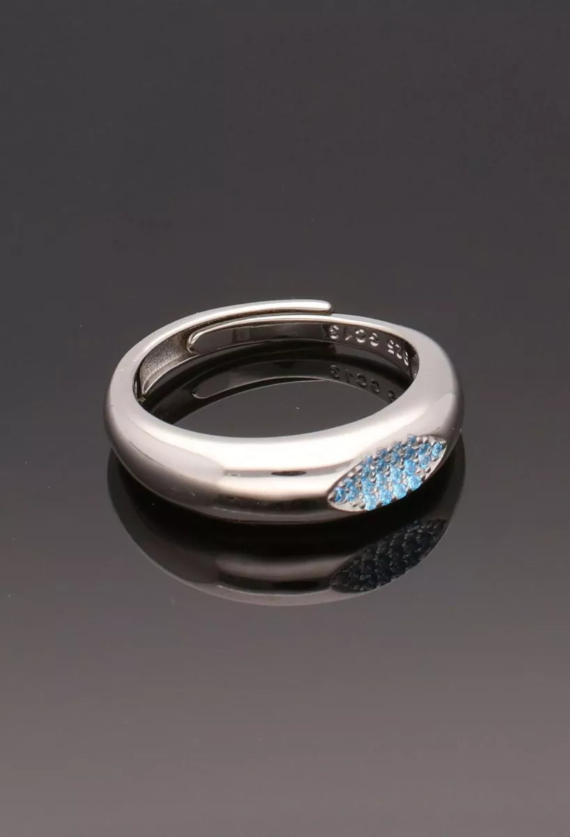 Anillo mujer plata modelo tripa con cuajo de topacios azules 252_BR13780-ROJ-AM anillo de plata con cuajo de topacios azules vista sin retocar fondo negro