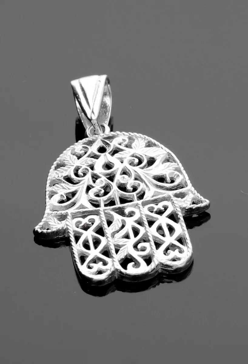 Colgante plata Mano de Fátima 240_MFATIMA-G colgante plata de ley 925 mmas, mano de Fátima acabado calado filigrana fotografia sobre base de color negro