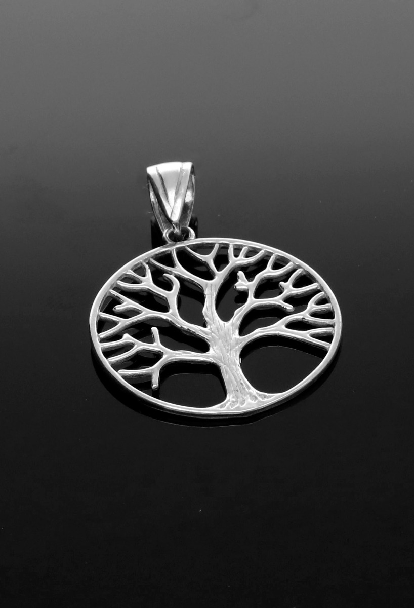 colgante de plata representación del árbol de la vida calado con bisel circular foto sin recortar sobre base negra