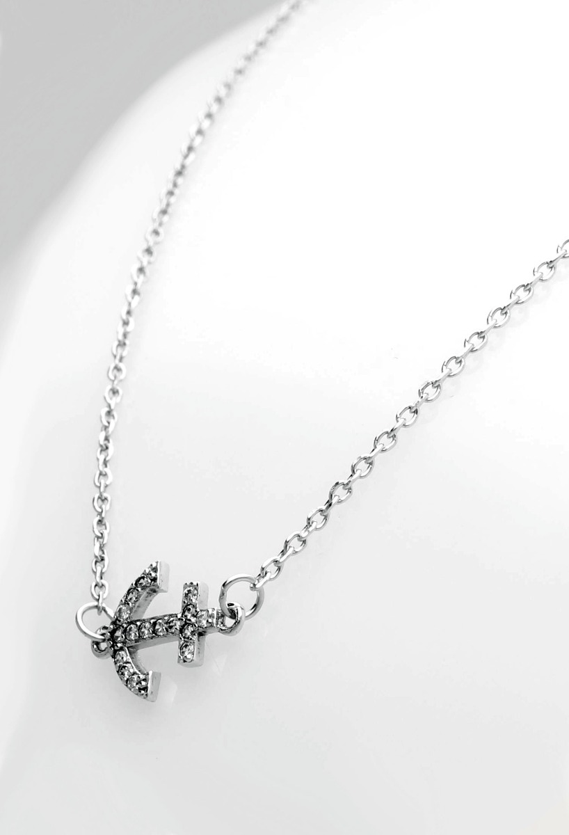gargantilla de plata con cadena fina de eslabones y un motivo central en forma de ancla marinera con circonitas engastadas foto lateral detalle