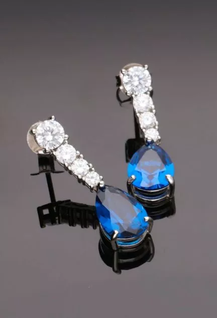 pendientes largos de plata con cuarzos color zafiro y circonitas fotografía sin recortar fondo negro