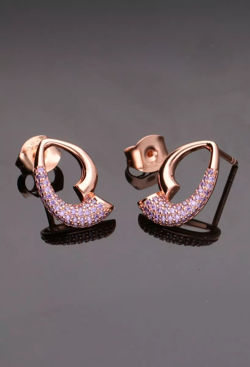 Pendientes largos plata ley ref. 252_BE54574-ROJ-AM pendientes largos de plata chapada en tono rose con cuajado de similes morados toma frontal sobre base negra