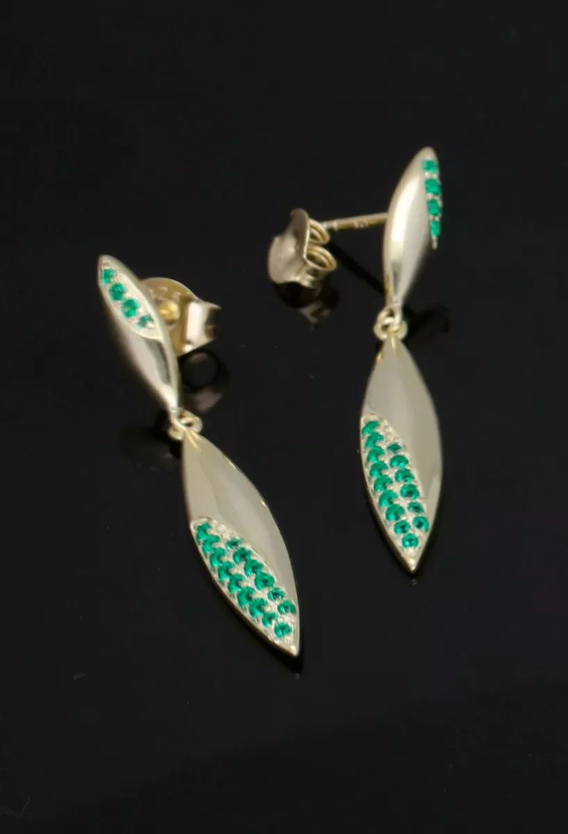 Pendientes largos plata chapada ref. 252_BE54570-AMA-ES pendientes largo de plata chapada con piedras verdes toma sin recorte sobre base negra