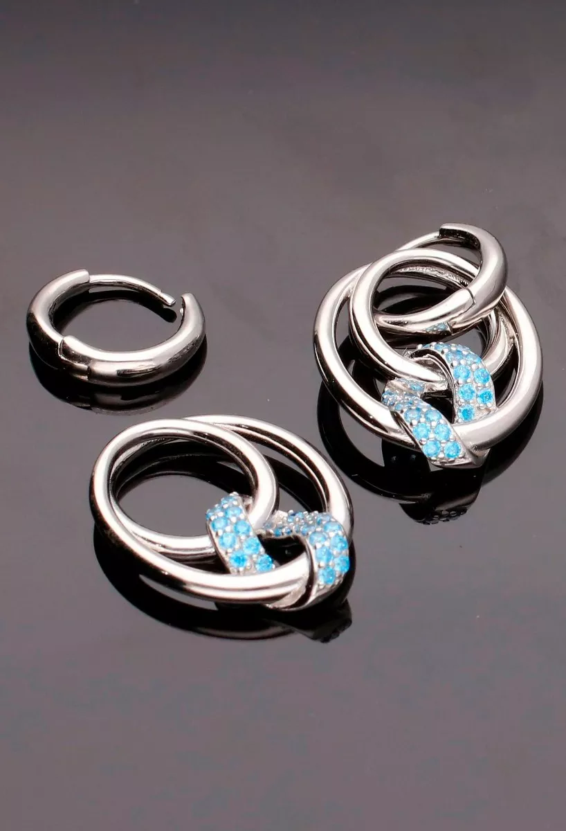 Pendientes largos plata con piedras azules 252_BE54577-BLA-TA pendientes largos de plata con piedras azul claro foto sin recortar sobre fondo negro