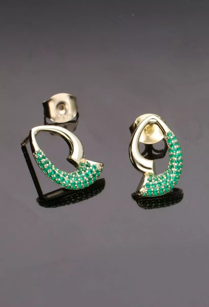 Pendientes plata chapada con piedras verdes 252_BE54574-AMA-ES pendientes plata chapada oro amarillo con cuajo de similes verdes fotografia para web toma sin retoque en fondo negro