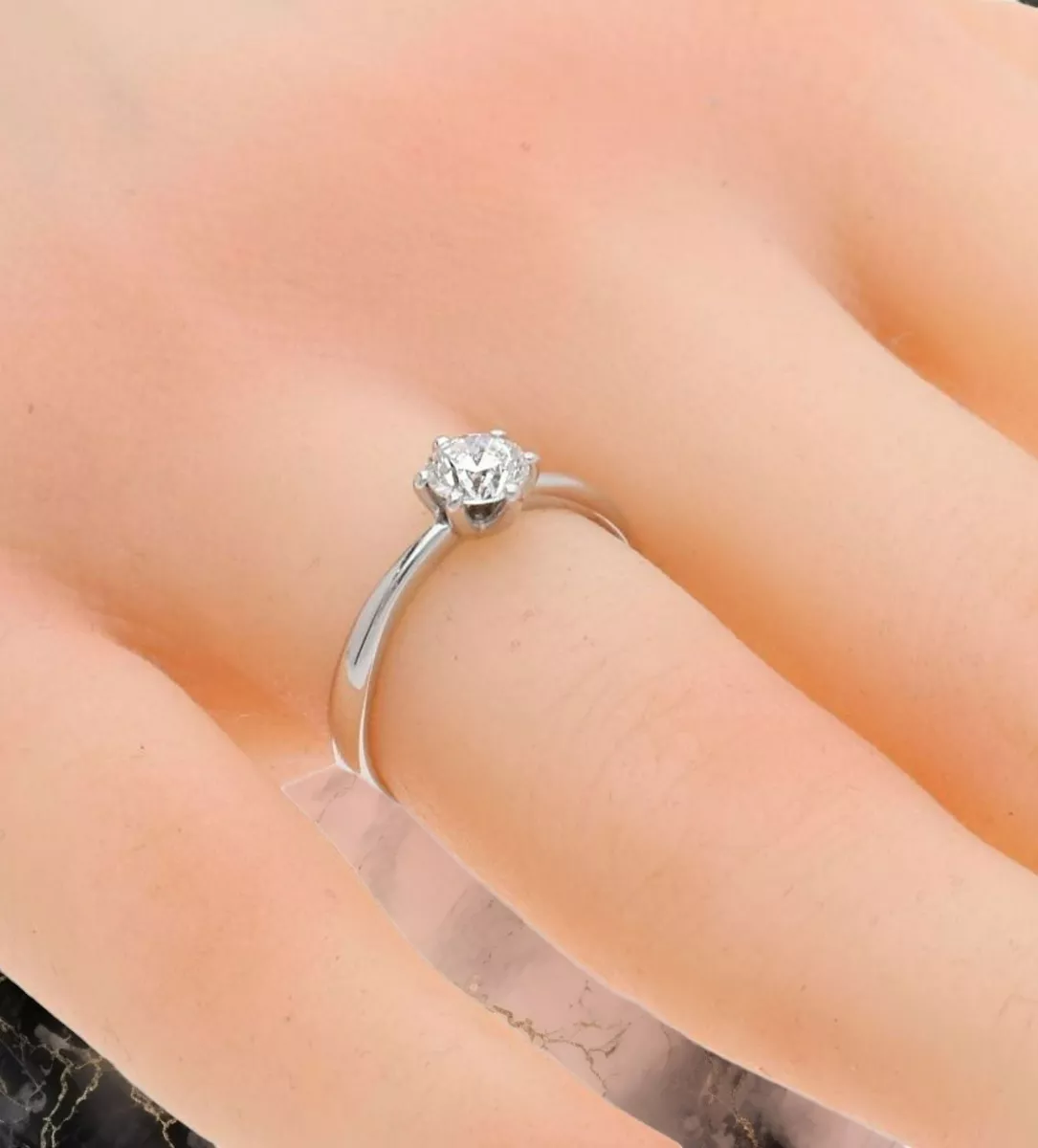 anillo compromiso solitario garra 6 patas con diamante de medio quilate foto modelo