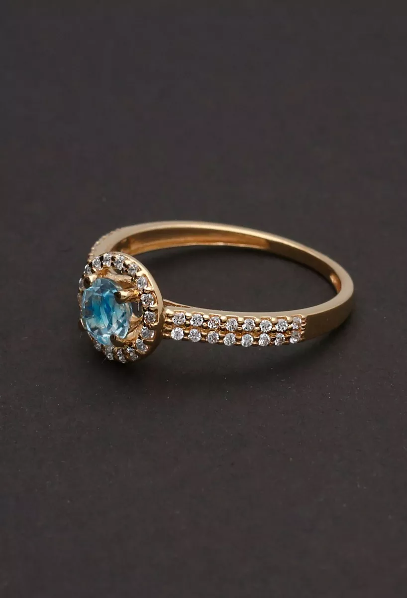 Anillo de oro amarillo 18k topacio azul orla circonitas 030_3737T-SOR anillo oro amarillo 18 kilates con topacio azul rodeado de circonitas fotografia sin recortes fondo negro