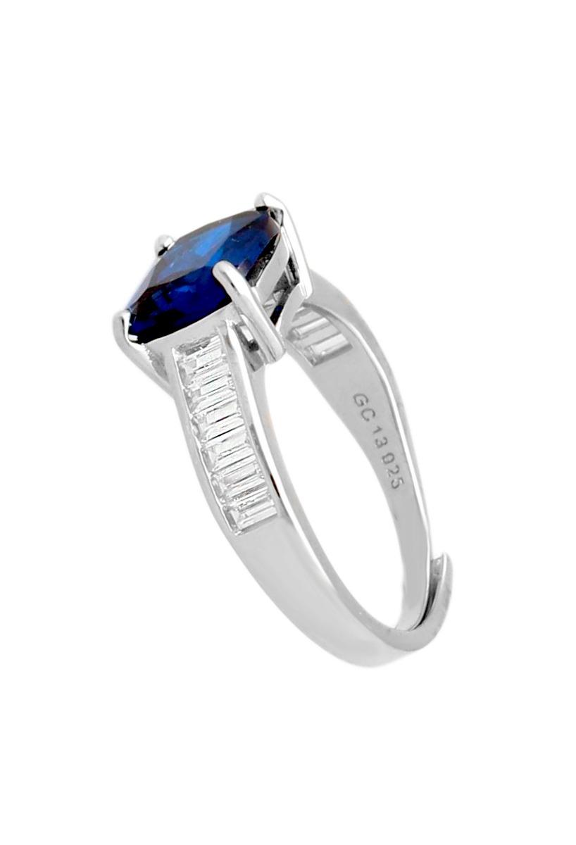 anillo de plata con simil zafiro azul y circones fotografia lateral parra pagina web de el rubi joyeros