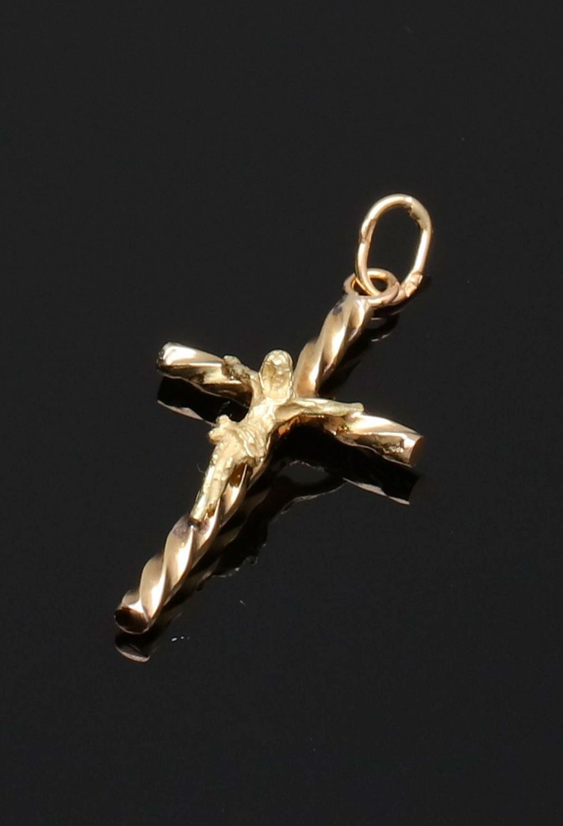 cruz oro amarillo 18 ktees con Cristo foto sin recortar