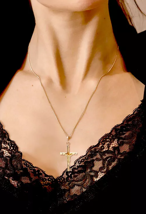 Cruz oro amarillo 18k crucifijo chanela rizada 038_LO-002-23AM cruz oro amarillo 18 ktees con Cristo foto modelo