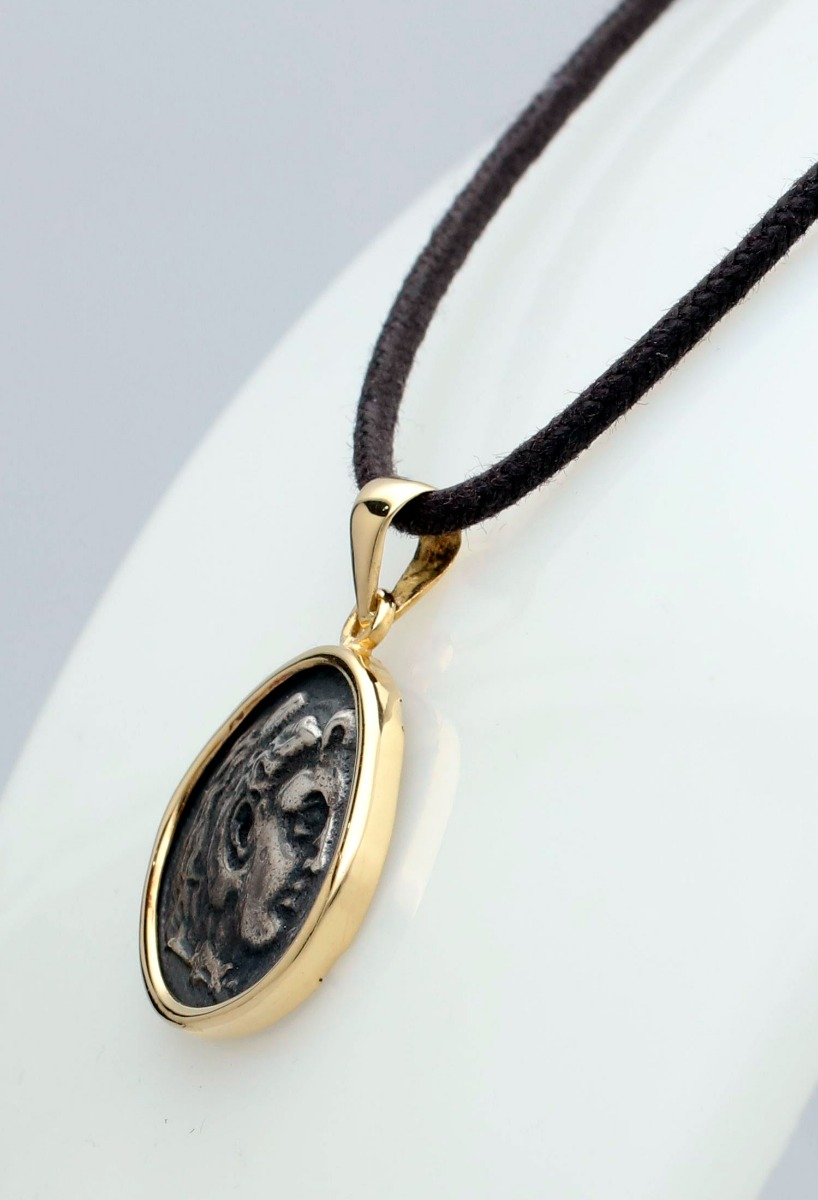 gargantilla con motivo moneda antigua de plata y cerco oro amarillo vista lateral para parrilla web
