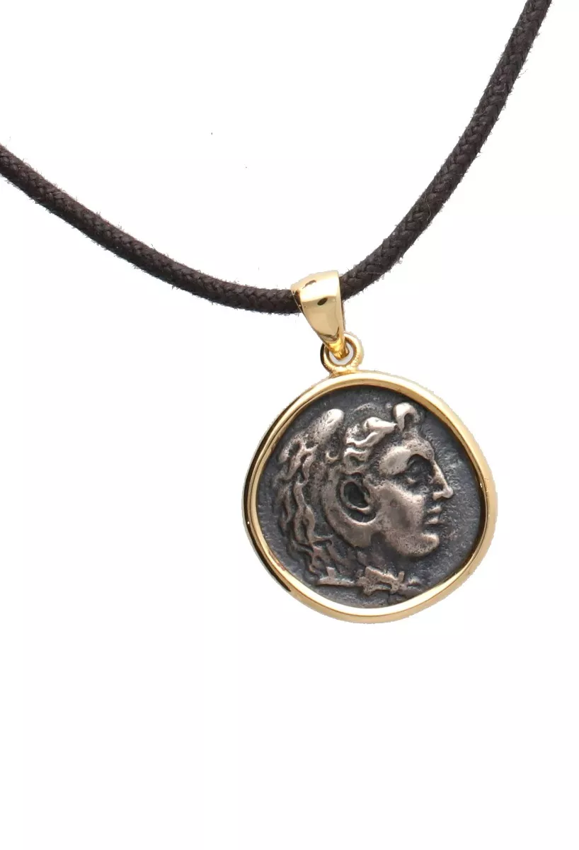 Gargantilla cordón algodón con motivo moneda plata envejecida y cerco de oro 18 ktes. 005_00044 gargantilla con motivo moneda antigua de plata y cerco oro amarillo vista detalle cara uno para parrilla web