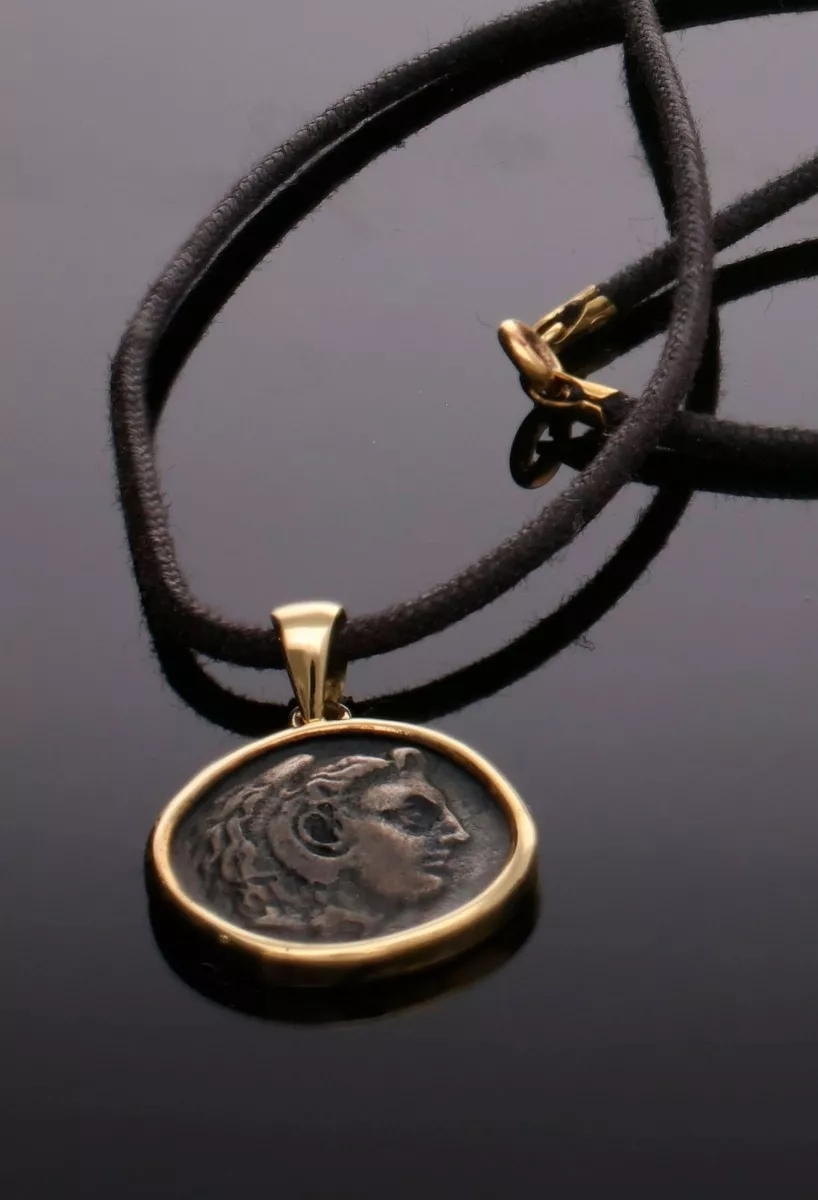 Gargantilla cordón algodón con motivo moneda plata envejecida y cerco de oro 18 ktes. 005_00044 gargantilla con motivo moneda antigua de plata y cerco oro amarillo vista sin recortar base negra para parrilla web