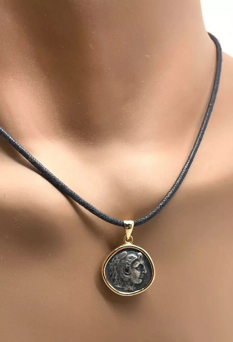 Gargantilla cordón algodón con motivo moneda plata envejecida y cerco de oro 18 ktes. 005_00044 gargantilla con motivo moneda antigua de plata y cerco oro amarillo vista en modelo para parrilla web