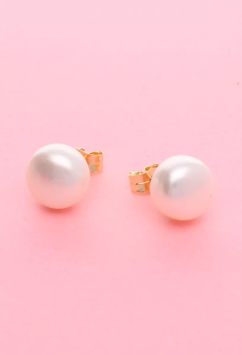 Pendientes oro 18 ktes y perla cultivada de botón 030_302-10P-BO pendientes de oro y perla cultivada fotografia sin recortar fondo rosa