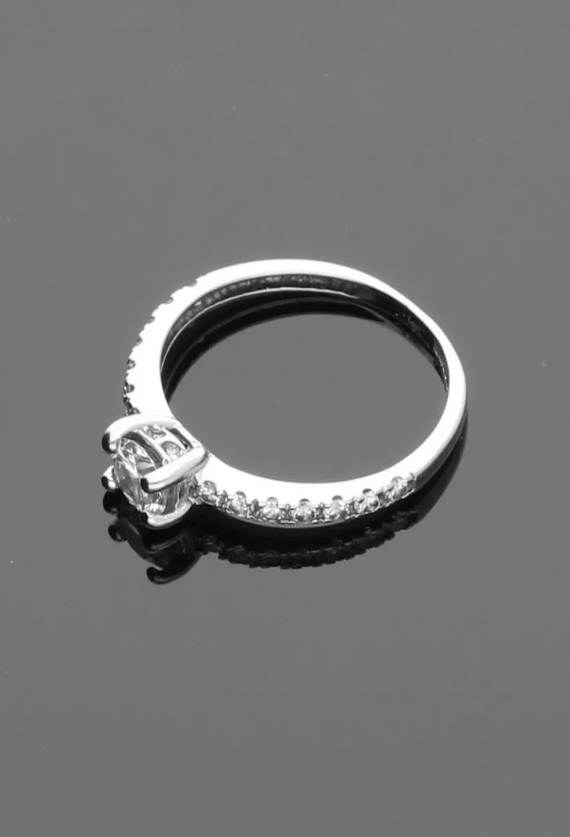 Anillo de compromiso oro blanco con diamantes 038_LO-003-23MY anillo compromiso oro blanco 18 kilates con diamantes fotografía sin recortar para web