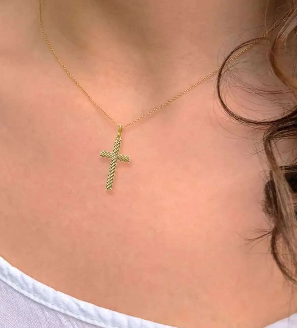 Cruz de oro 18K 045_232003-22 cruz de oro 18k para comunion 045_232003-22 foto modelo humano