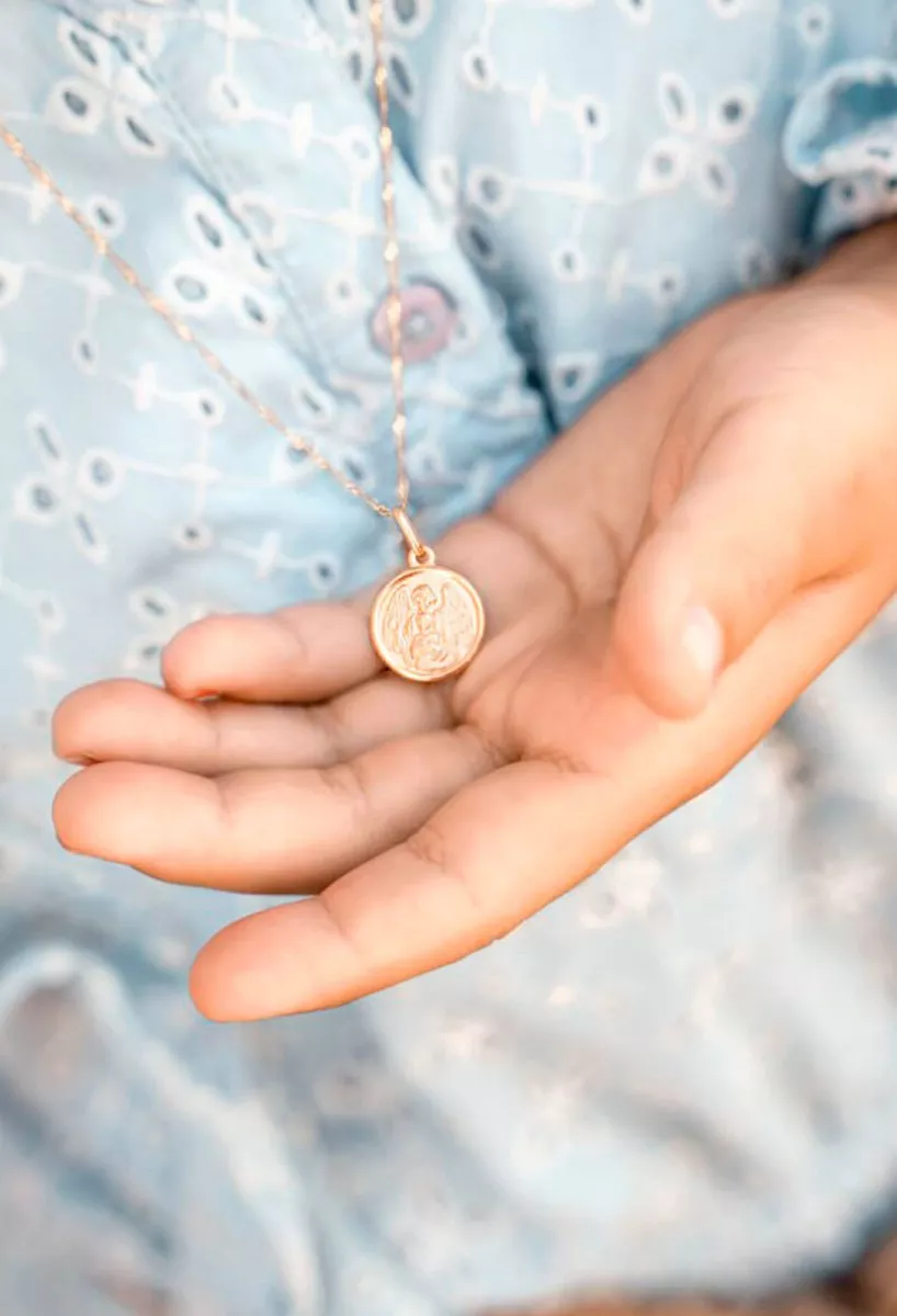 medalla oro 18k angel de la guarda vista en modelo dos