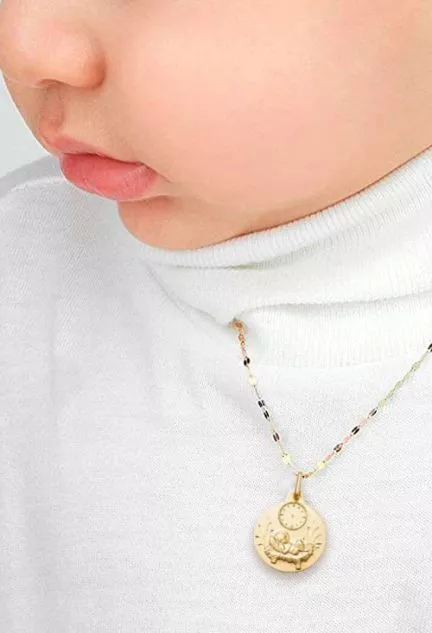 medalla oro 18 ktes niño en pajas con reloj toma modelo